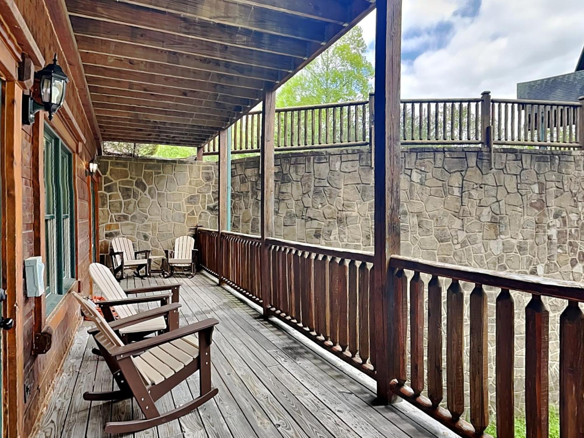 The Great Escape Ii, 5 Bedrooms, Sleeps 17, Game Room, Pool Access, Theater Гатлинбург Экстерьер фото