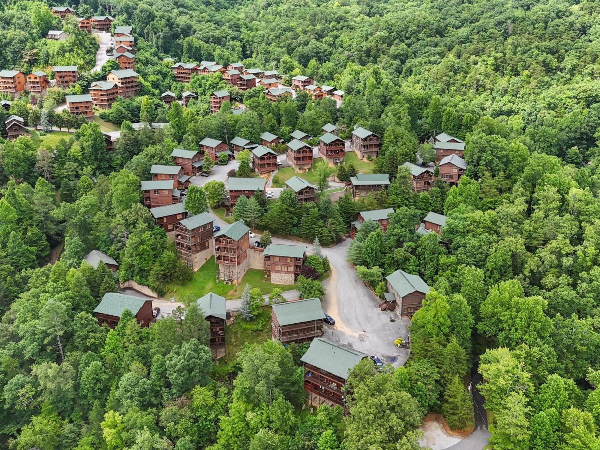 The Great Escape Ii, 5 Bedrooms, Sleeps 17, Game Room, Pool Access, Theater Гатлинбург Экстерьер фото